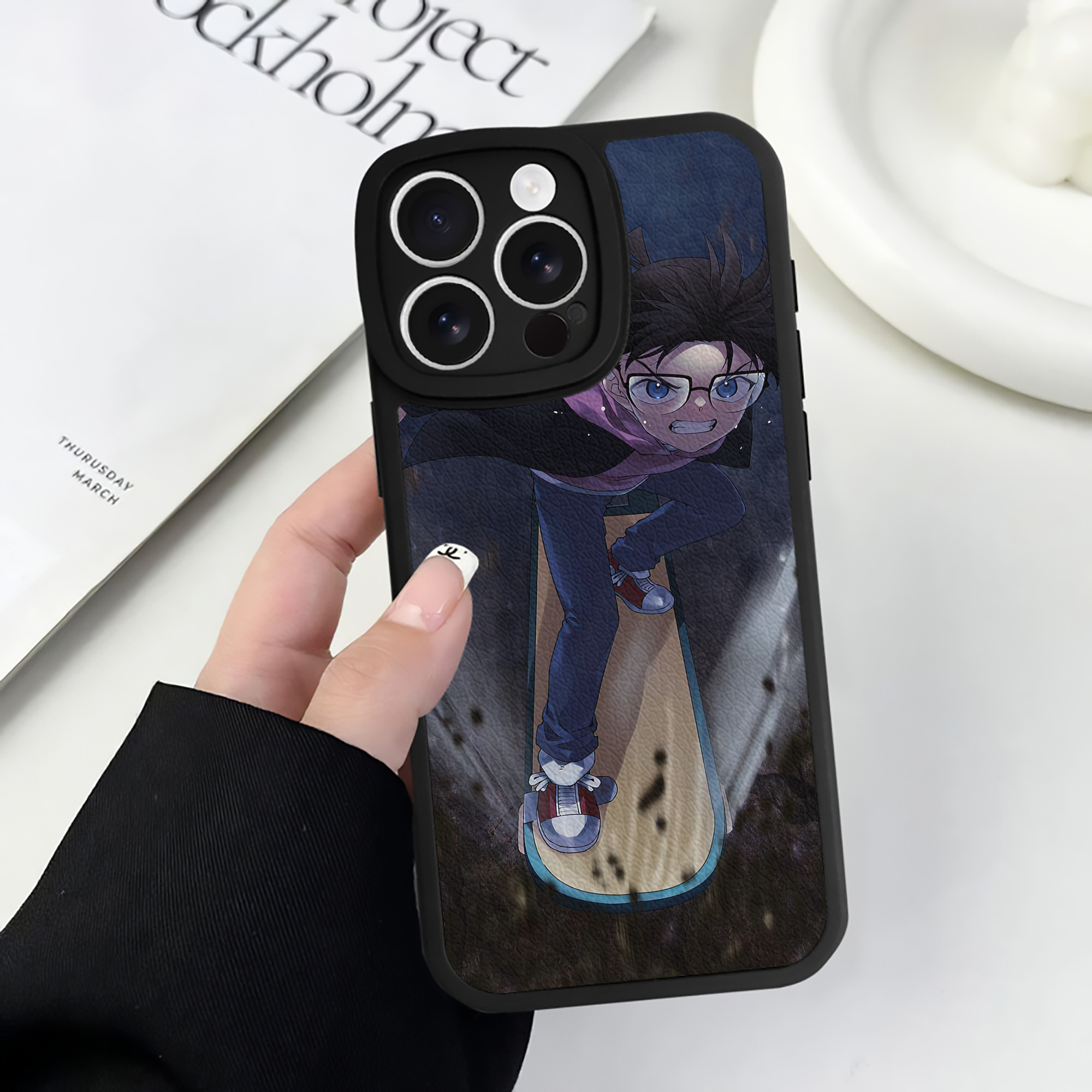 （画像用） 名探偵コナン Detective Conan 【iPhone 16シリーズ対応】シリコンスマホケース（レザー調） 材質：シリコン
